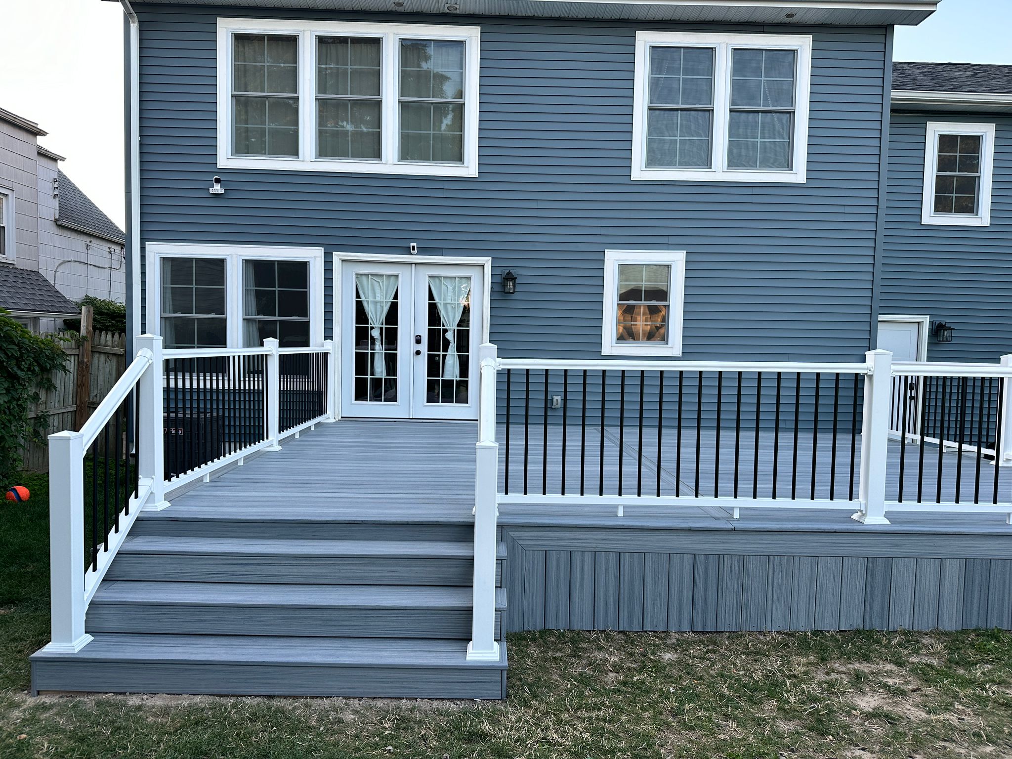 You are currently viewing The BIG REVEAL: Stunning Composite Deck with Sleek Vinyl Railing!