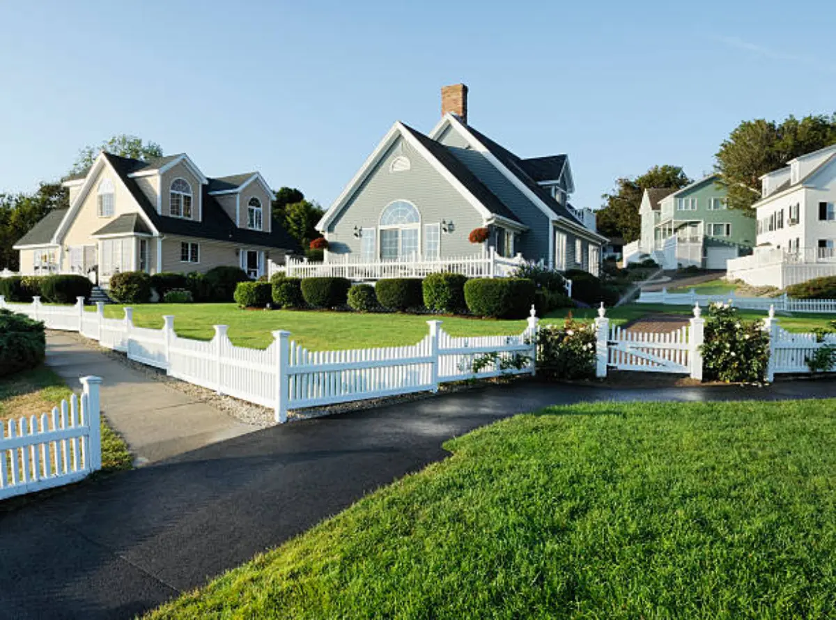 Residential fence in Buffalo enclosing a front yard